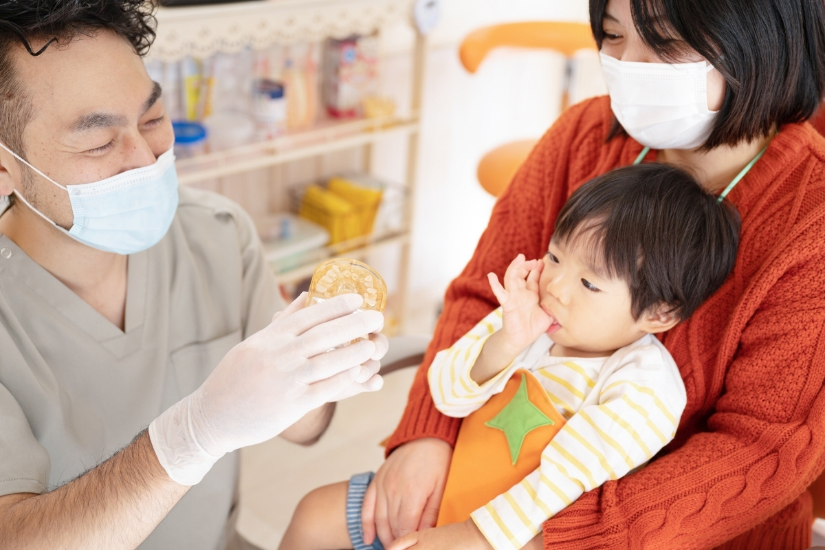 Dentiste et bébé tissent des liens Dentiste et bébé tissent des liens