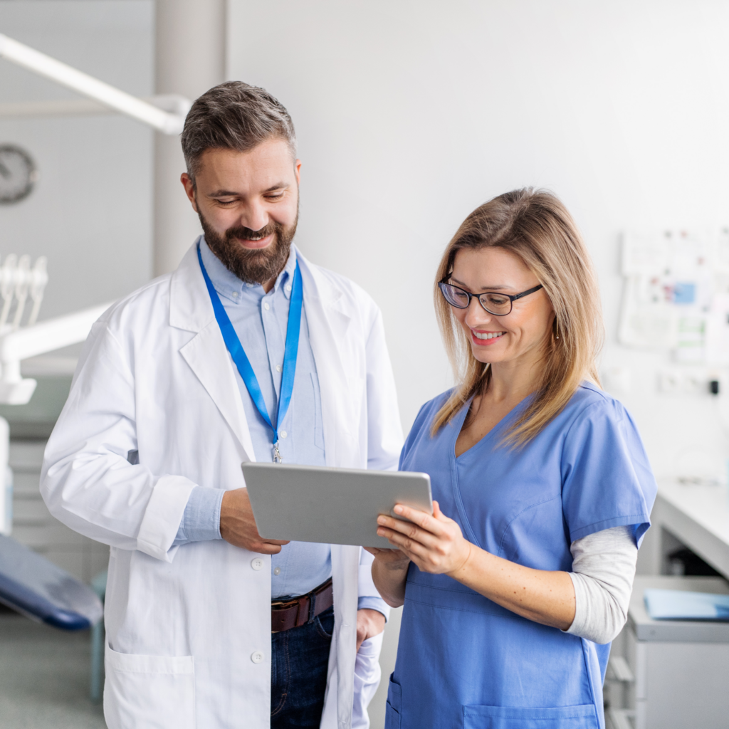 Dentistes conseillent sur le strass dentaire