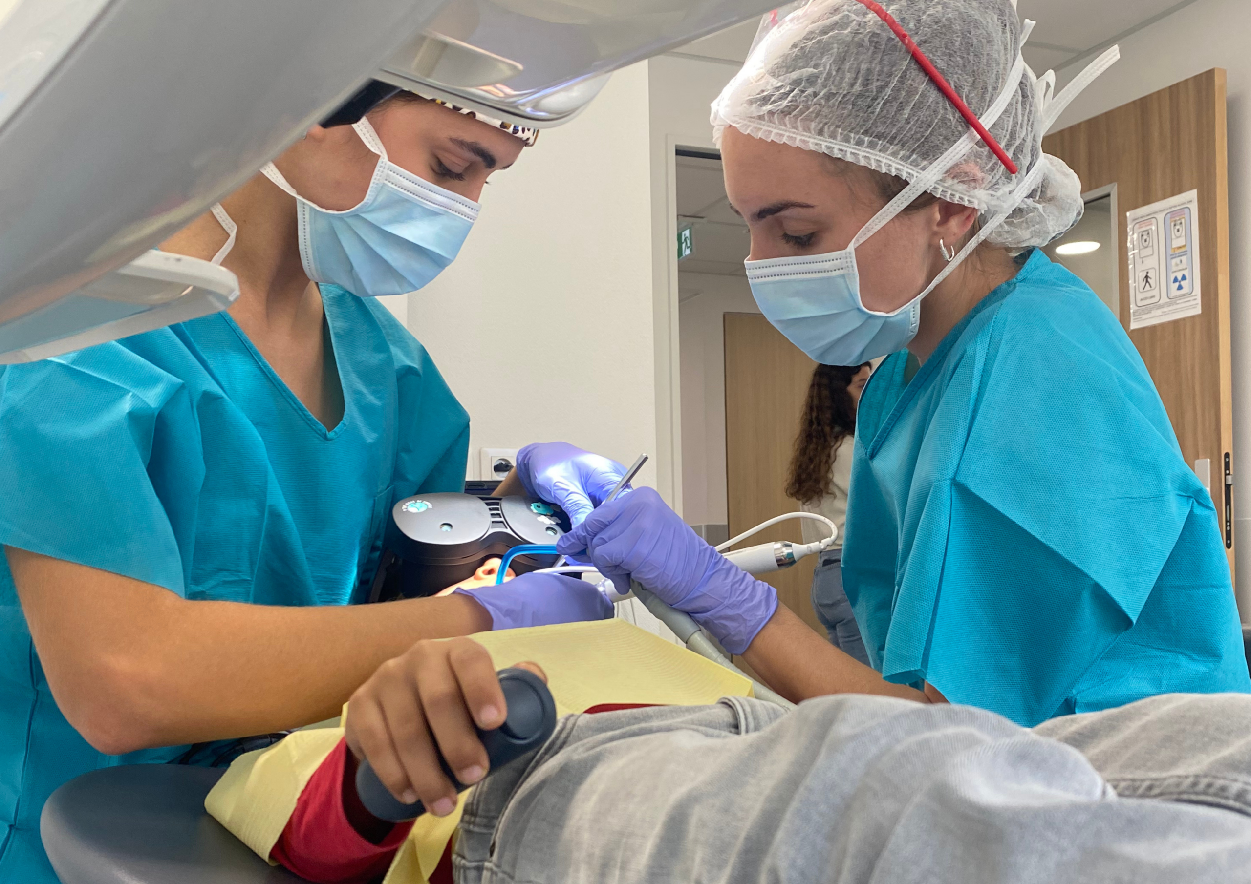 thèse Réalité virtuelle en odontologie pédiatrique essai