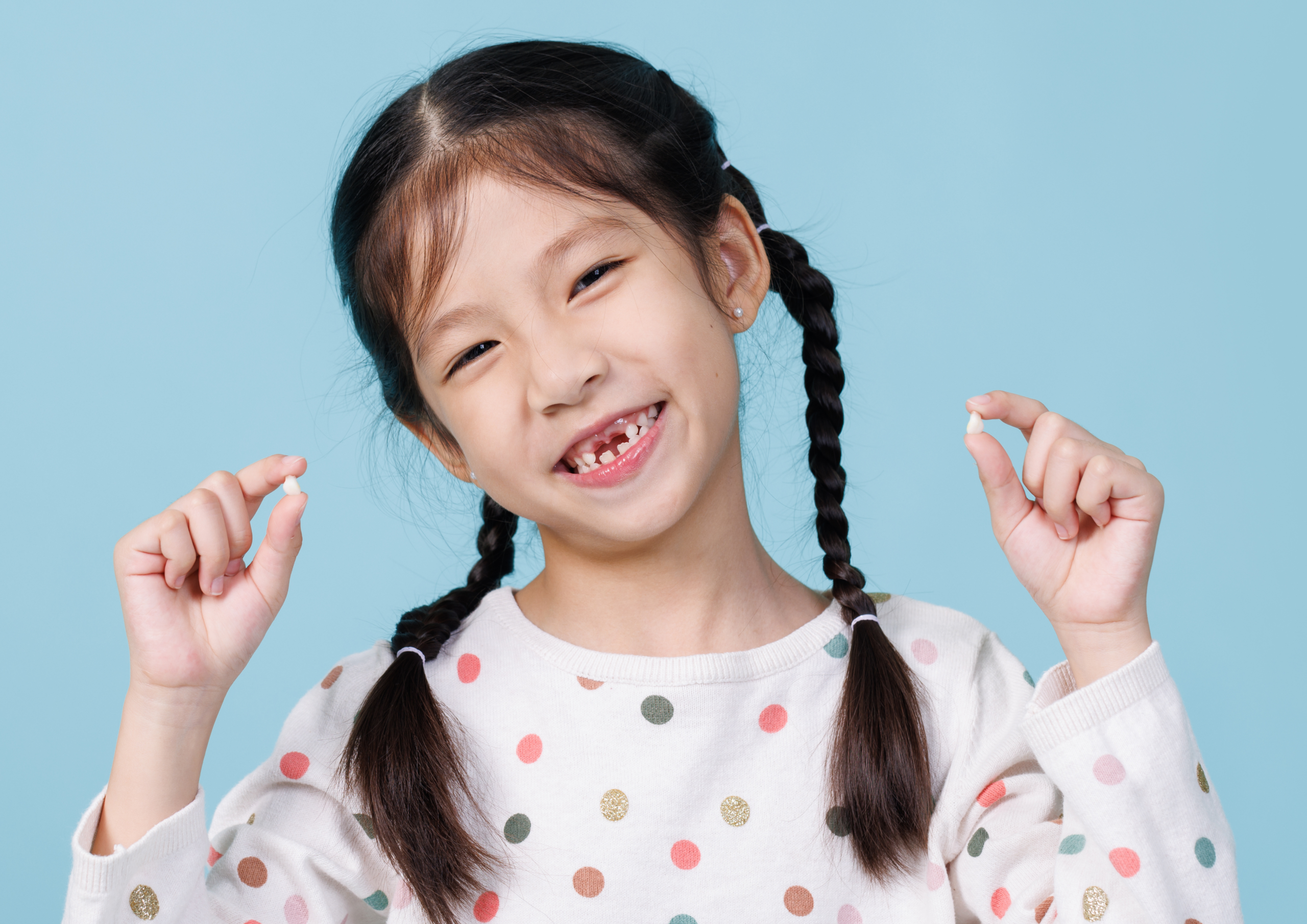 fille-dents-de-lait-et-définitives