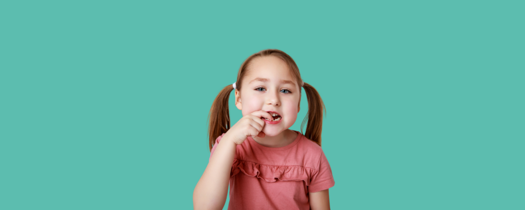 petite-fille-dents-de-lait-et-définitives